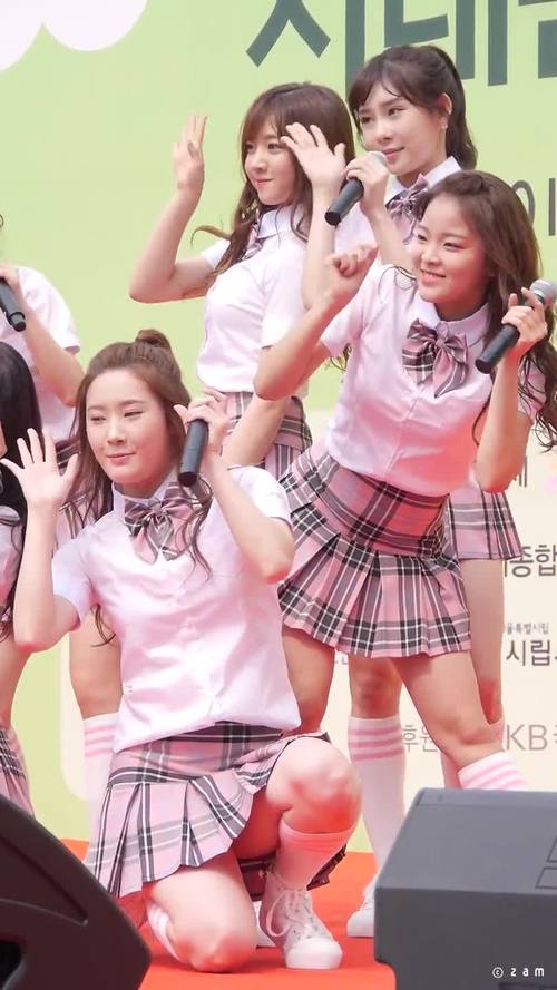 换上学生制服和男友及炮友玩